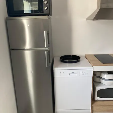 Maisonnette Bien Equipee Et Proche Commerces Apartment