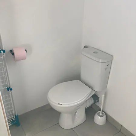 Maisonnette Bien Equipee Et Proche Commerces Apartment *
